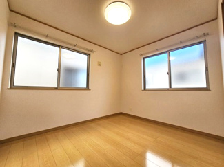 【洋室】 | 春日部市藤塚 築浅中古戸建 | 5.3帖の北西角の洋室　腰高の窓なので、レイアウトを選びません