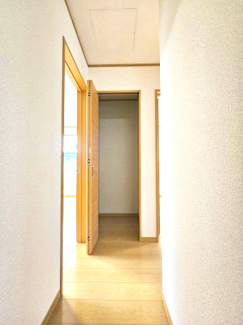 【収納】 | 春日部市藤塚 築浅中古戸建 | 廊下にも収納があるので、日用品や掃除機の収納に便利です