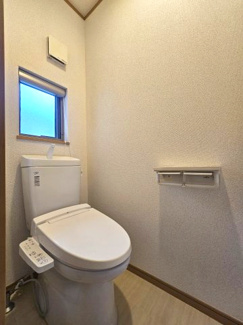 【トイレ】 | 春日部市藤塚 築浅中古戸建 | ２階のトイレにも窓がついて明るさ十分です