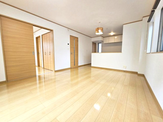 【居間・リビング】 | 春日部市藤塚 築浅中古戸建 | 隣の洋室はリビングと隣接していることで色々な使い方ができますね