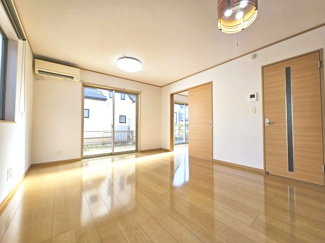 【居間・リビング】 | 春日部市藤塚 築浅中古戸建 | 南側に面したリビングは、庭先が広いため十分な陽光が射し込みます