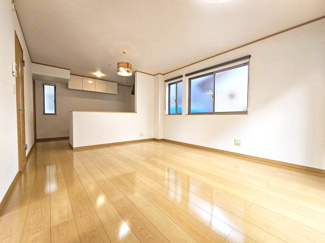 【居間・リビング】 | 春日部市藤塚 築浅中古戸建 | 15.0帖のLDKは、オープン型の対面式キッチンでオーソドックスで使いやすいLDKです