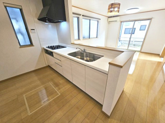 【キッチン】 | 春日部市藤塚 築浅中古戸建 | 床下収納付のシステムキッチン　東側の窓も付いているため、朝方の採光は助かりますね