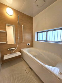 【浴室】 | 春日部市藤塚 築浅中古戸建 | 広々とした１坪タイプのユニットバス 鏡は新規交換済みです