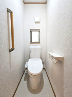 【トイレ】 | 春日部市藤塚 築浅中古戸建 | １Fのトイレには窓と手すりが付いています