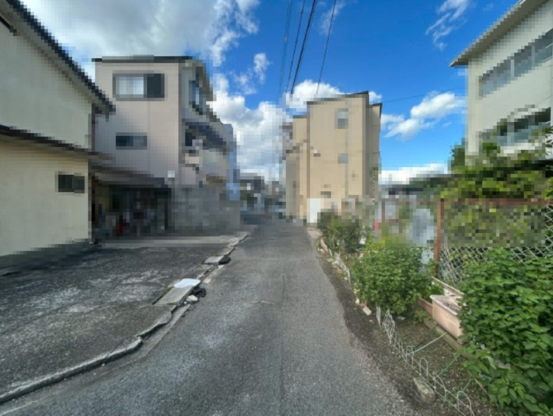 向日市寺戸町岸ノ下の前面道路含む現地写真|2025.10月撮影
南側は空き地なので、解放感が感じられます。