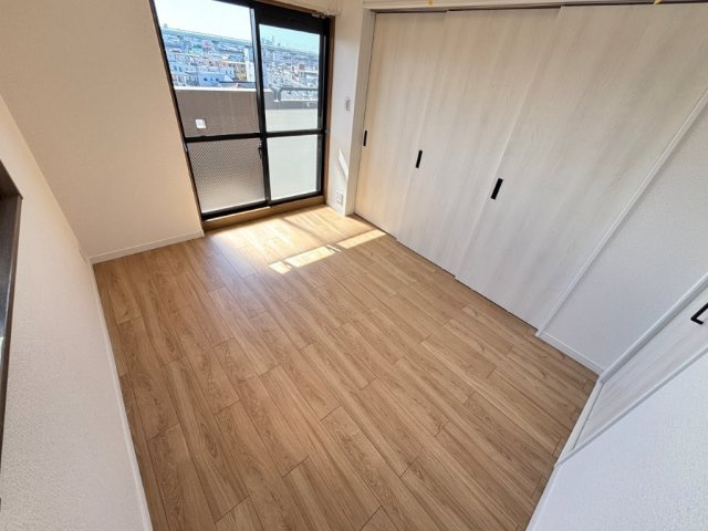 シャトー勝川Ⅲの洋室|明るい洋室です