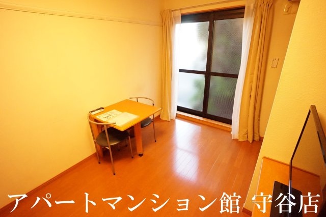 レオパレスイクシードⅡの居間・リビング