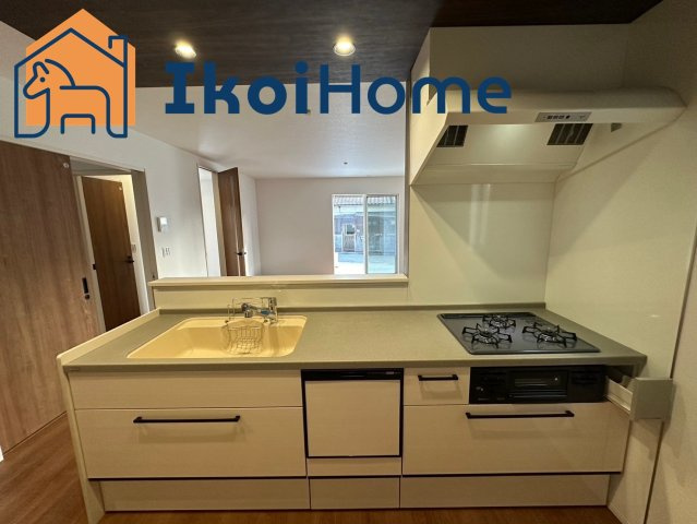 明石市朝霧南町3丁目第2　全3棟　3号棟　新築戸建のキッチン|同社施工事例です。キッチン同色のカップボードご依頼を受けることが多いです。地震に強く、おしゃれです