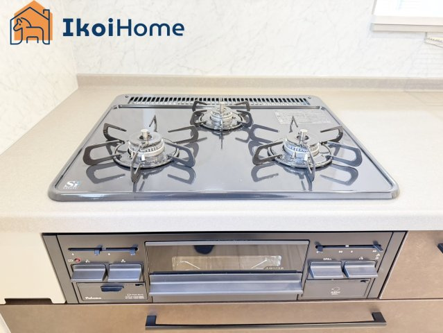 明石市朝霧南町3丁目第2　全3棟　3号棟　新築戸建のキッチン|【ホームページに現地動画掲載中】●年中無休：当日予約可●三口コンロには火口にＳＩセンサーを搭載！