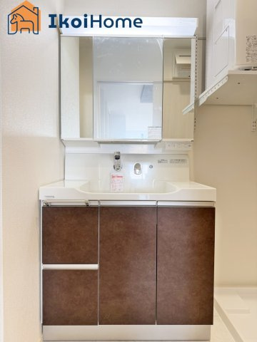 明石市朝霧南町3丁目第2　全3棟　3号棟　新築戸建の洗面所|【ホームページに現地動画掲載中】●年中無休：当日予約可●洗面台はお化粧をする時に便利な3面鏡。