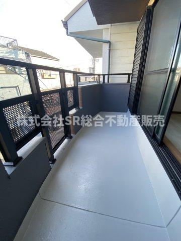 荒川3丁目中古戸建のバルコニー|陽当たり良好のバルコニーが両面にあり、洗濯物を干す場所に困りません！