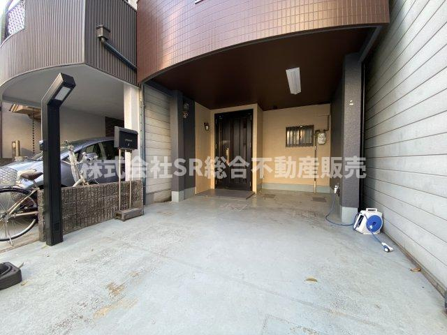 荒川3丁目中古戸建の駐車場|お車をお持ちの方には必要な駐車場がございます！駐車スペースは1台分と自転車・バイク置けます。