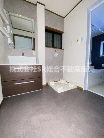 荒川3丁目中古戸建の脱衣所|室内洗濯機置場もあり広めの脱衣場です！