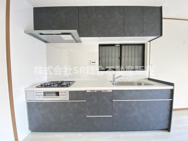 荒川3丁目中古戸建のキッチン|設備が充実したシステムキッチンで快適にお料理できます！