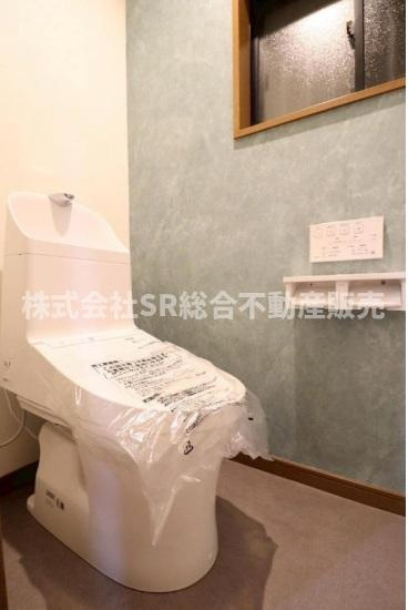 荒川3丁目中古戸建のトイレ|温水洗浄便座もございます♪トイレは2か所にあり朝の身支度がスムーズに行えます！