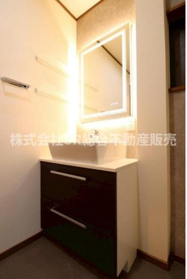 荒川3丁目中古戸建の独立洗面台|照明がオシャレですね♪メイクがしやすい洗面台です。
