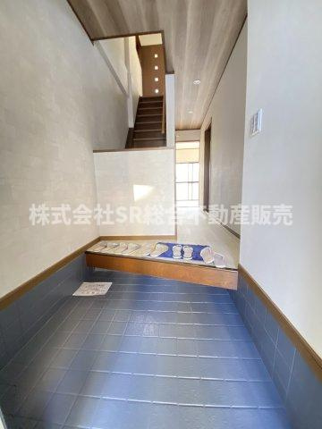 荒川3丁目中古戸建の玄関|玄関にシューズボックスを置いても広く使えます！