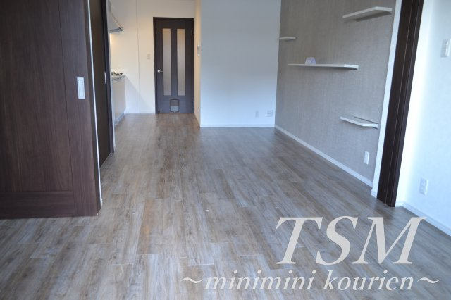 ルシアコートＭＩＴＳＵＹＡの居間・リビング|9.6帖のリビングダイニング