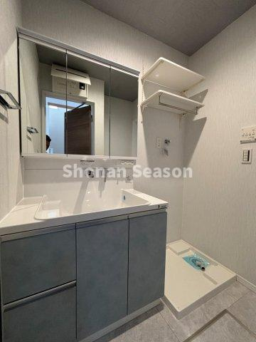 【独立洗面台】 | ミラー裏や引き出しなど収納力の高い独立洗面台！　　　　　　　　　　
洗面周りがすっきり片付きます◎