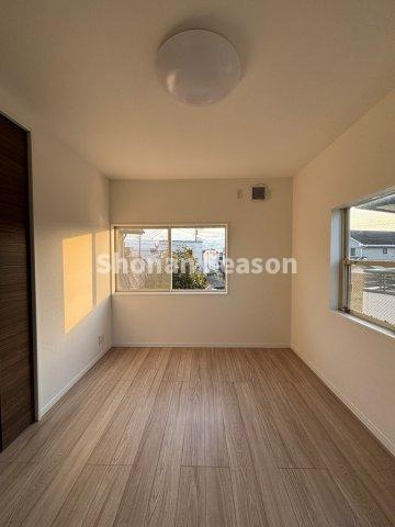 【洋室】 | 全室２面採光◎日中は明るく、空気の入れ替えもスムーズです♪