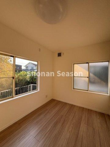 【内装】 | 窓が多く暖かな陽光が差し込むLDK15帖！