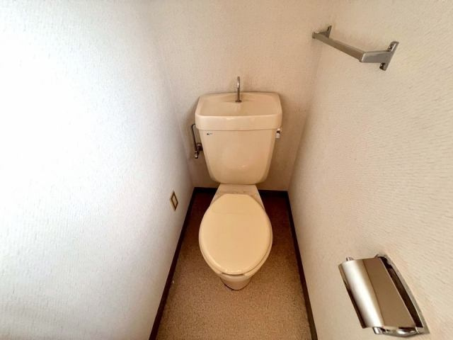 高知市横浜新町3丁目　中古一戸建てのトイレ|各階にトイレがあることで、家族みんなが快適に過ごせる設計です。