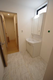 【脱衣所】 | 【仲介手数料無料！！】府中市府中町3丁目　新築戸建て（全3棟）2号棟　7290万円 | 洗面所