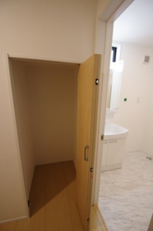 【収納】 | 【仲介手数料無料！！】府中市府中町3丁目　新築戸建て（全3棟）2号棟　7290万円 | 階段下収納