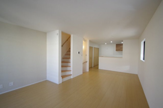 【居間・リビング】 | 【仲介手数料無料！！】府中市府中町3丁目　新築戸建て（全3棟）2号棟　7290万円 | LDK21.2帖