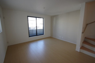 【居間・リビング】 | 【仲介手数料無料！！】府中市府中町3丁目　新築戸建て（全3棟）2号棟　7290万円