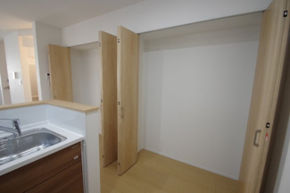 【収納】 | 【仲介手数料無料！！】府中市府中町3丁目　新築戸建て（全3棟）2号棟　7290万円 | キッチン横の収納、2面あります。