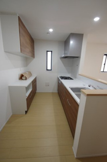 【キッチン】 | 【仲介手数料無料！！】府中市府中町3丁目　新築戸建て（全3棟）2号棟　7290万円 | カップボード（食器棚）付き