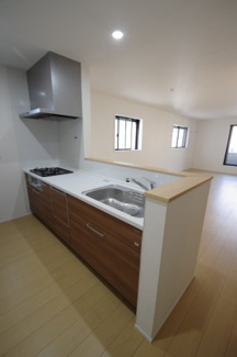 【キッチン】 | 【仲介手数料無料！！】府中市府中町3丁目　新築戸建て（全3棟）2号棟　7290万円 | 人造大理石トップ