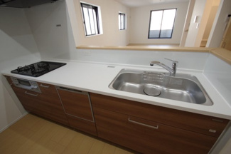 【キッチン】 | 【仲介手数料無料！！】府中市府中町3丁目　新築戸建て（全3棟）2号棟　7290万円 | ビルトイン食洗機、浄水器付き水栓