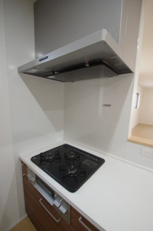 【キッチン】 | 【仲介手数料無料！！】府中市府中町3丁目　新築戸建て（全3棟）2号棟　7290万円 | フラット型レンジフード