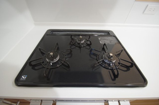 【キッチン】 | 【仲介手数料無料！！】府中市府中町3丁目　新築戸建て（全3棟）2号棟　7290万円 | 3口コンロ