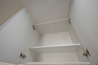 【収納】 | 【仲介手数料無料！！】府中市府中町3丁目　新築戸建て（全3棟）2号棟　7290万円 | 耐震ラッチ付き吊戸棚