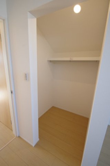 【収納】 | 【仲介手数料無料！！】府中市府中町3丁目　新築戸建て（全3棟）2号棟　7290万円 | 主寝室のウォークインクローゼット（WIC）