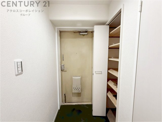 大きな玄関収納付きの玄関です　家族皆様の履物をしっかり収納できます
