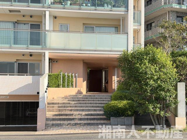 オーシャンテラス葉山のエントランス|毎日通るエントランスはこのようになっています