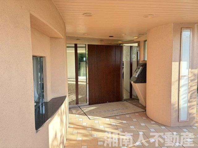 オーシャンテラス葉山のエントランス|ゆとりのあるエントランスです