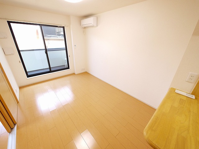 ウエストメゾンＣの居間・リビング|こちらの居間で趣味の時間をお楽しみください