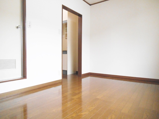 メゾン・ユマニテの洋室|キッチン側はこんな感じ！