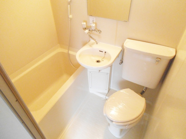 メゾン・ユマニテの浴室|お手入れの楽な３点ユニットタイプ！