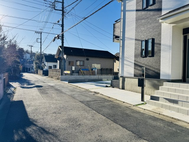 八王子市　寺田町　新築一戸建ての前面道路含む現地写真|～北東側5ｍ公道に面しています～