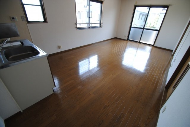 バティール西小森野A棟の居間・リビング|ゆったりとした居間です