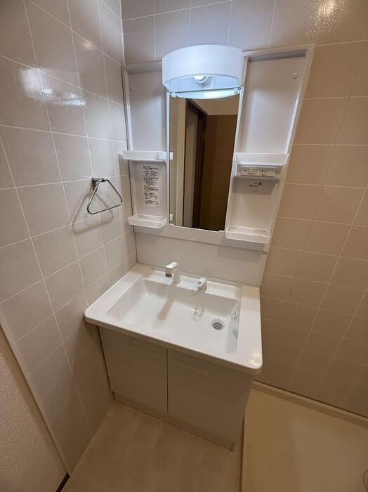 バティール西小森野A棟の独立洗面台|独立洗面台、小物を置くことができて便利です