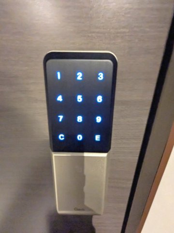 PROUD FLAT日本橋馬喰町の設備|玄関ドアはスマホ操作可能なスマートロックと鍵のダブルロックセキュリティ