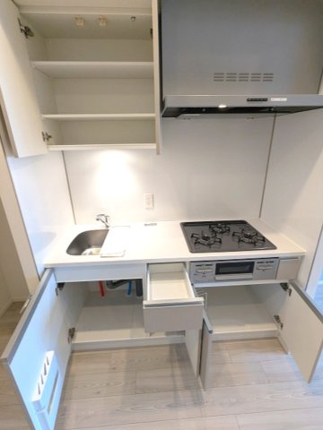 PROUD FLAT日本橋馬喰町の設備|グリル付ガス3口システムキッチン、瀟洒でお手入れ楽なガラストップコンロ、調理しやすいシンクプレート付、豊富な収納